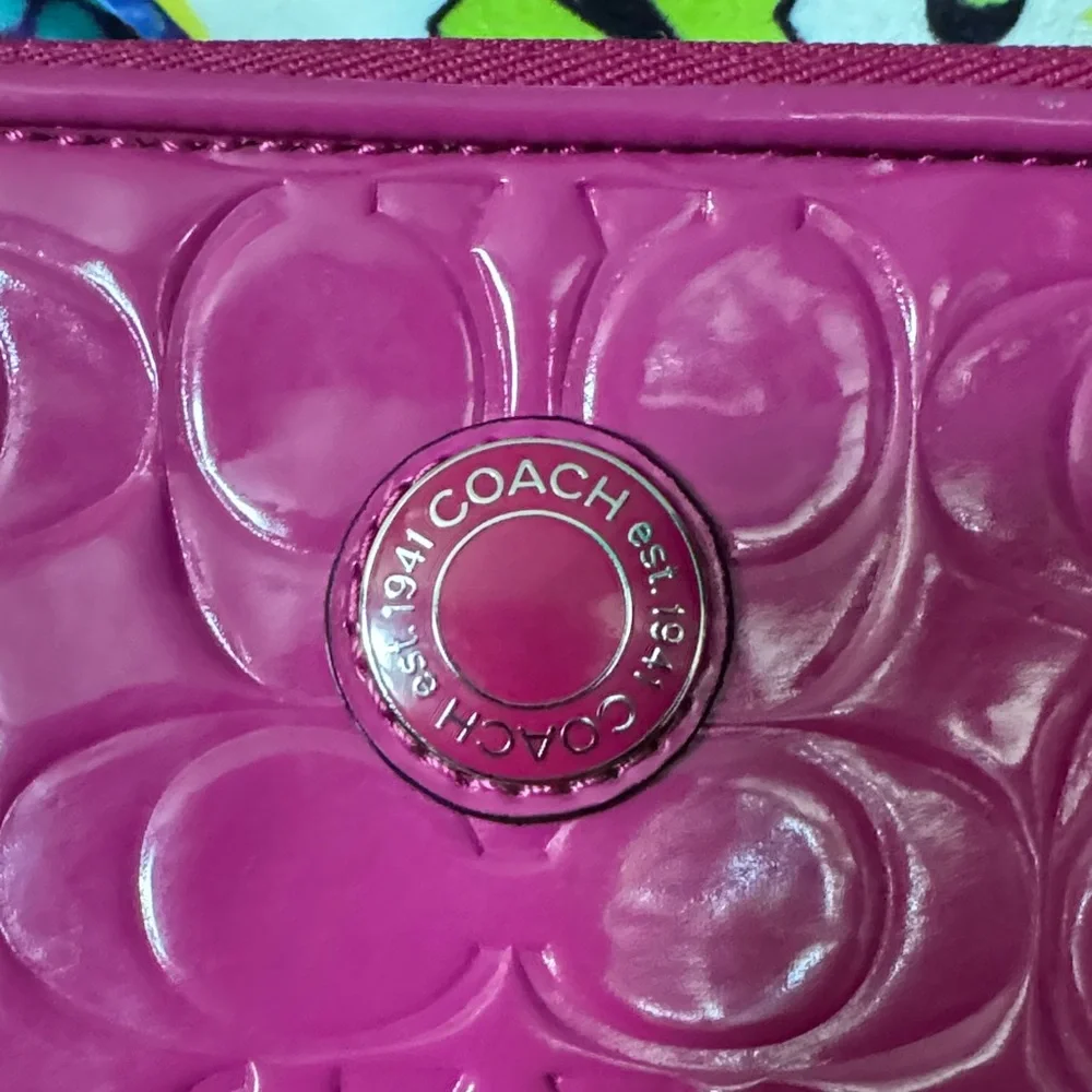💕💕💕💕Coach Fuchsia Embossed IPAD Bag